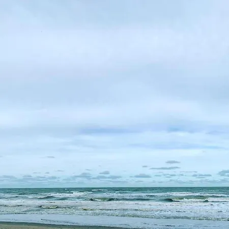 In By The Beach, Cleaning Included Lägenhet *